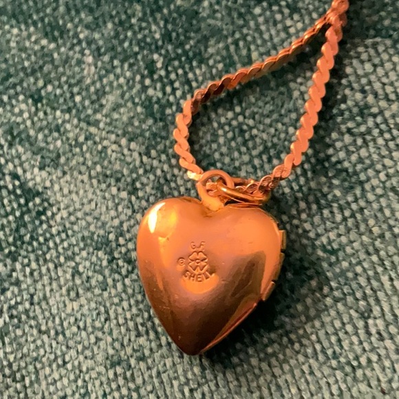 Pretty gold filled heart locket on chain. - Picture 4 of 8